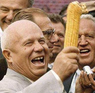 Nikita Chruszczow trzyma kolbę kukurydzy (Moskwa).
