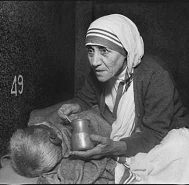 Matka Teresa z umierającym (Kalkuta, Indie)