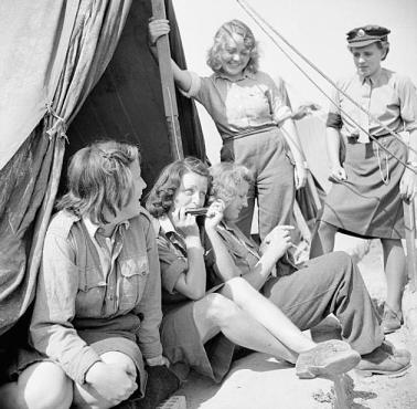 Kobiecy oddział Luftwaffe w obozie jenieckim zarządzanym przez Brytyjczyków.