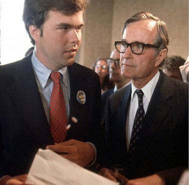 Na zdjęciu George H.W. Bush i jego syn Jeb Bush
