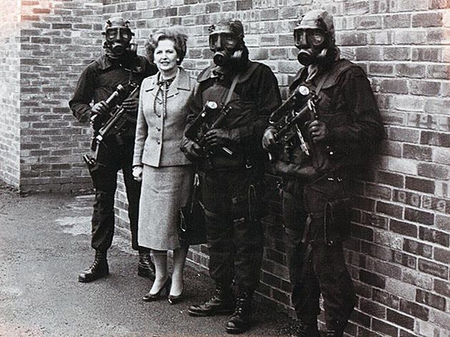 Premier Margaret Thatcher z żołnierzami SAS, którzy brali udział w operacji Nimrod. 
