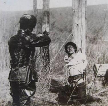Japończyk rozstrzeliwuje koreańskiego żołnierza (Mandżuria).