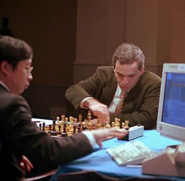 Garri Kasparow podczas rozgrywki z komputerem IBMa Deep Blue.