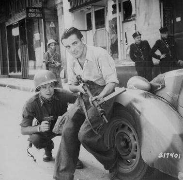 Amerykański oficer i członek francuskiego ruchu opoeru pozują do zdjęcia.