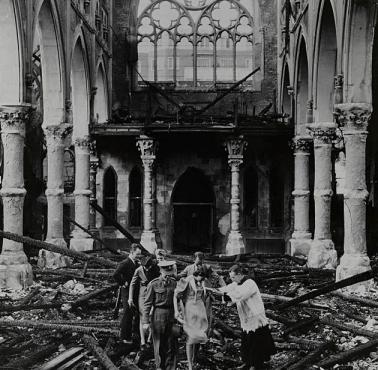 Ślub w zbombardowanym przez Niemców angielskim kościele katolickim (Londyn).