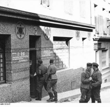 Niemieccy żołnierze wchodzą do synagogi we francuskim mieście Brest zamienionej na burdel