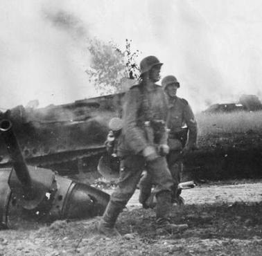 Niemcy przy zniszczonym rosyjskim czołgu średnim T-34 w trakcie operacji Barbarossa w połowie 1941 roku.