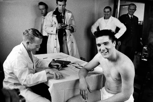 Elvis Presley w trakcie badań w wojskowej komisji lekarskiej.