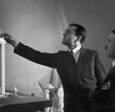 Kanclerz Niemiec Adolf Hitler i jego prawa ręka - Albert Speer podczas projektowania niemieckiego pawilonu na paryską wystawę.