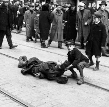 Śmierć chłopca na środku ulicy na terenie warszawskiego getta podczas II wojny światowej.