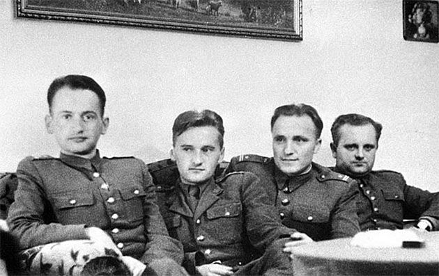 Autor puczu wojskowego, agent Informacji Wojskowej - generał W.Jaruzelski (pierwszy z lewej).