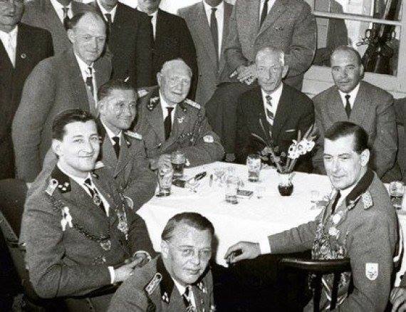 Urodziny kata W-wy SS-Gruppenführera i Generalleutnanta der Waffen-SS Heinza Reinefartha (w garniturze), lata 60-te