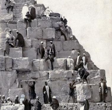 Egipt, turyści wspinający się na piramidę, 1880