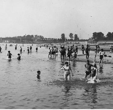 Plaża Braci Kozłowskich, W-wa, w tle widoczny most Poniatowskiego i plaża Poniatówka, 1928