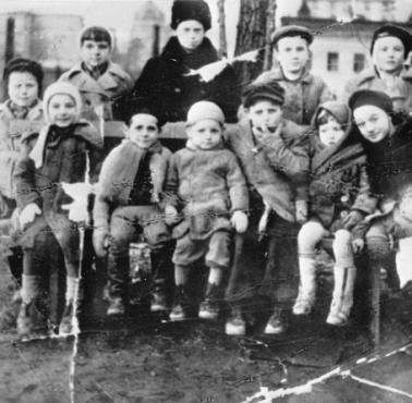 7 I 1940 r Na stację kolejową w Dębicy wjeżdża pociąg-widmo z transportem Polskich Dzieci z terenów wcielonych do III Rzeszy ...