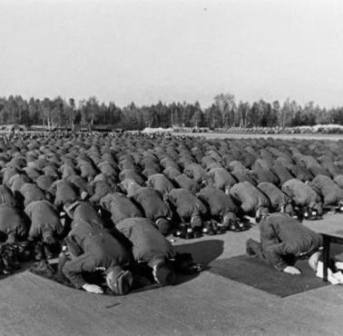 Bośniacki oddział Waffen-SS podczas modlitwy