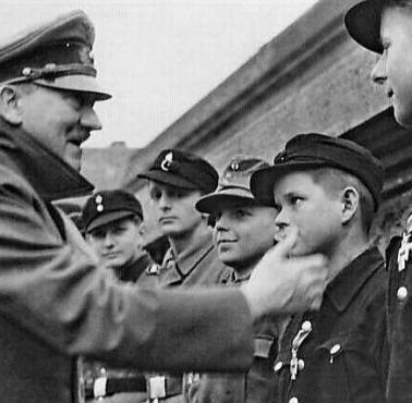 Hitler wręcza Krzyże Żelazne młodym obrońcom Berlina z Hitlerjugend, jedno z ostatnich zdjęć wodza III Rzeszy.