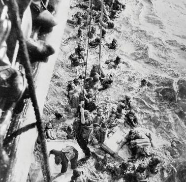 Brytyjski okręt HMS Dorsetshire ratuje ocalałym Niemców z zatopionego pancernika Bismarck.