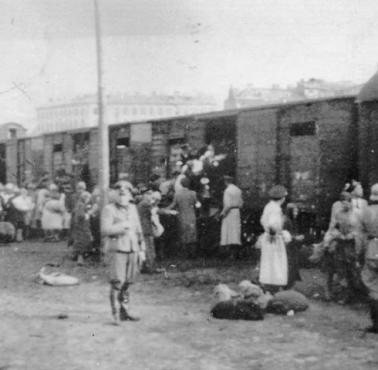 Niemcy wywożą Żydów do obozu zagłady w Bełżcu - początek Akcji Reinhardt.