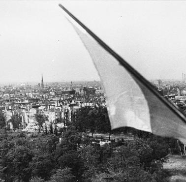 Polska flaga powiewa nad zdobytym Berlinem