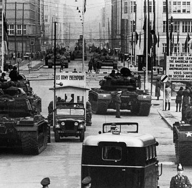 Checkpoint Charlie w podzielonym Berlinie, po jednej stronie czołgi M48 Patton po drugiej sowieckie T55