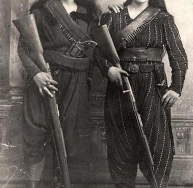 Dwie ormiańskie bojowniczki gotowe do walki z Imperium Osmańskim z końca XIX wieku