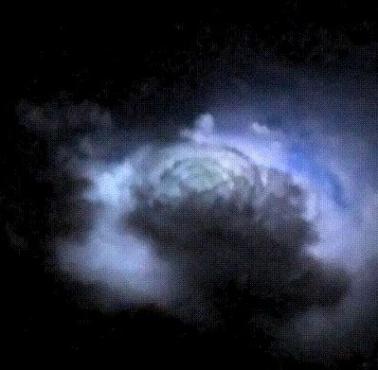 Niesamowity filmik zarejestrowany ze stacji ISS błysku "Błękitnego Duszka" (Blue Jets) w jonosferze