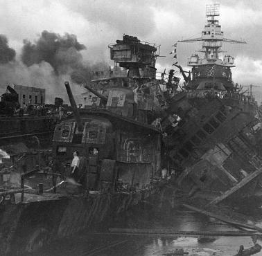 Wraki amerykańskich okrętów po japońskim ataku na Pearl Harbor