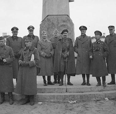 Oficerowie z Finlandii, Włoch, Francji, USA, Japonii, Szwecji, Niemiec w zdobytym przez Finów Pietrozawodsku 2 października 1942