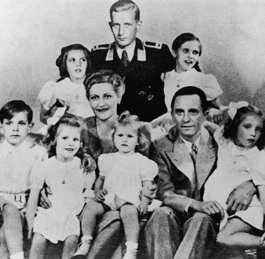Niemiecki polityk, minister propagandy i oświecenia publicznego Joseph Goebbels z żoną i swoimi dziećmi