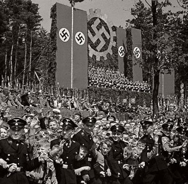 Zdjęcie propagandowe z wmurowania kamienia węgielnego pod budowę fabryki Volkswagena w Wolfsburgu, 1938