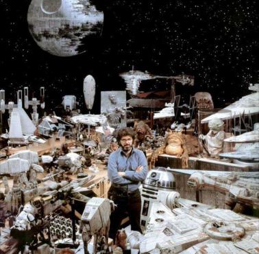 George Lucas z pamiątkami po serii Gwiezdnych Wojen