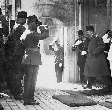 Mehmed VI, ostatni sułtan Imperium Osmańskiego, kalif islamu, opuszcza Pałacu Dolmabahçe w Stambule i udaje się na wygnanie