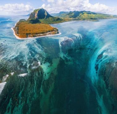 Niesamowita iluzja podwodnego wodospadu nieopodal wyspy Mauritius