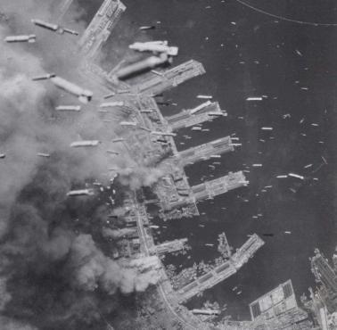 Amerykanie bombardują doki szóstego co wielkości miasta Japonii - Kobe, 1945