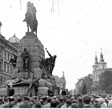 15 lipca 1910 w Krakowie podczas obchodów 500-lecia bitwy pod Grunwaldem odsłonięto ufundowany przez I. Paderewskiego pomnik