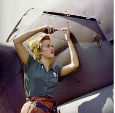 Mężczyźni na froncie kobiety do fabryk. Montaż myśliwca P-38 Lightning, Kalifornia, 1944
