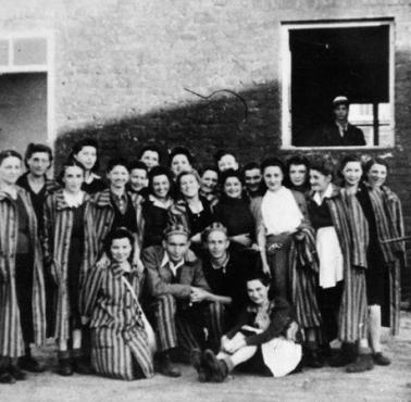 05.08.44r. powstańcy z batalionu "Zośka", uwolnili ok. 350 Żydów z kilku krajów, więzionych w KL Warschau zwana "Gęsiówką"