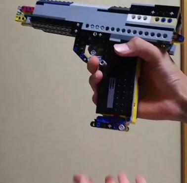 Pistolet strzelający klockami Lego (wideo HD)