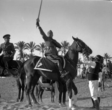 Benito Mussolini jako "miecz islamu" koło Trypolisu w Libii, 1937