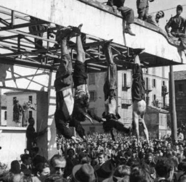 Ciała m.in. Mussoliniego i jego kochanki Clary Petacci wiszą na stacji benzynowej w Mediolanie, 1945