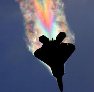 Rozszczepienie światła u wylotu silnika odrzutowego amerykańskiego myśliwca F-22 Raptor