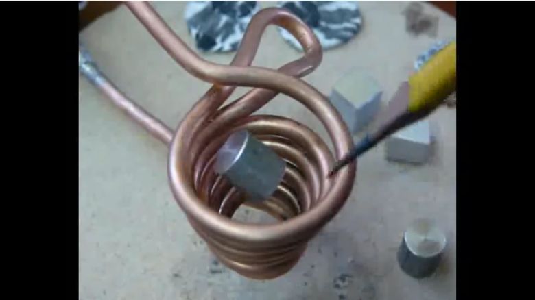 Kawałek metalu stopiony wewnątrz elektromagnesu (wideo)