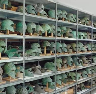 Hełmy starożytnych greckich żołnierzy w Muzeum Olimpia na Peloponezie