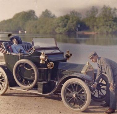 Para podczas przejażdżki samochodowej, Wielka Brytania, 1910