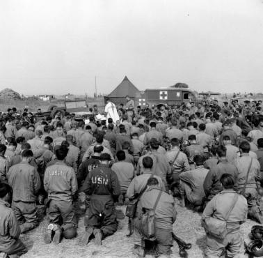 Msza polowa dla lądujących w Normandii amerykańskich oddziałów, 1944