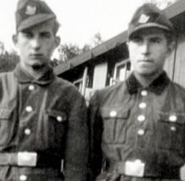 W Gdańsku trwają obchody 90 rocznicy urodzin honorowego obywatela miasta i byłego żołnierza Waffen SS - Güntera Grassa, z prawej
