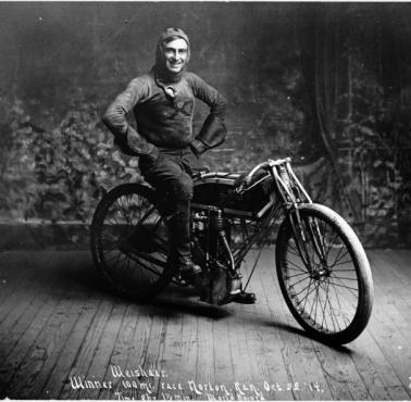 Ray Weishaar po ustawieniu światowego rekordu prędkości, Norton, Kansas, 22 października 1914 roku