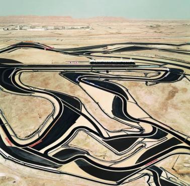 Widok z góry na tor Formuły 1 znajdujący się w Bahrajnie