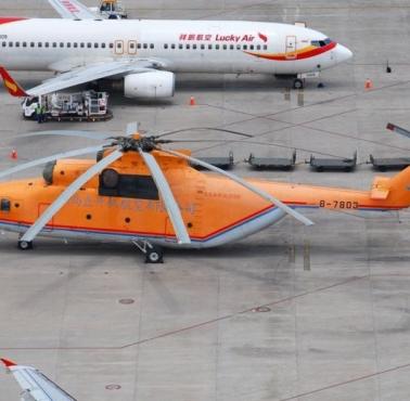 Mil Mi-26 (największy śmigłowiec na świecie) w pobliżu Boeinga 737-800